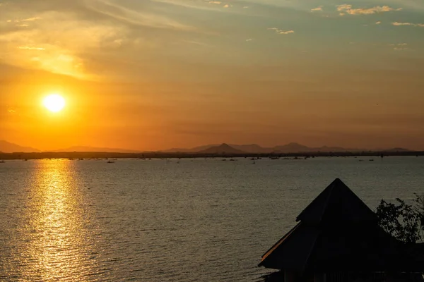 Mavi gökyüzü güneş doğuyor ve beyaz bulutlar gördüm çok uzak dağ gölge ağarma giden orada güneşin su yüzeyinde bir yansımasıdır.