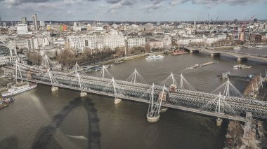 Londra huysuz bir gökyüzünün altında. London Eye ile Big Ben görünüm sepya gökyüzü ile Thames Nehri.