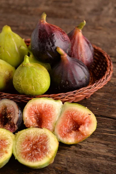 Limites Ripe Base Sobre Tabela Madeira — Fotografia de Stock