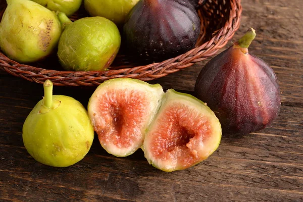 Ripe Figs Cesta Mesa Madera —  Fotos de Stock