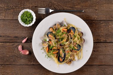 spagetti ile deniz ürünleri - geleneksel İtalyan tarifi