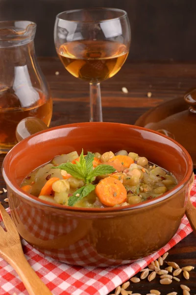 Zuppa Verdure Nella Ciotola Con Ingredienti Intorno — Foto Stock