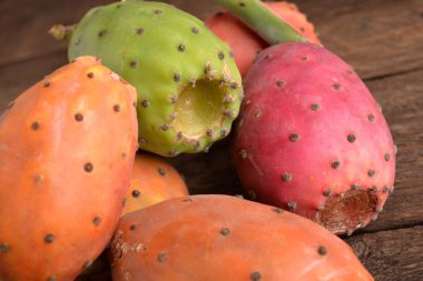 inciri toplanan ve ahşap tahta üzerinde koydu