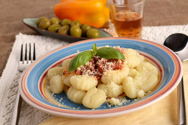 Nhoque Com Molho Tomate Pesto Manjericão Prato — Fotografia de Stock