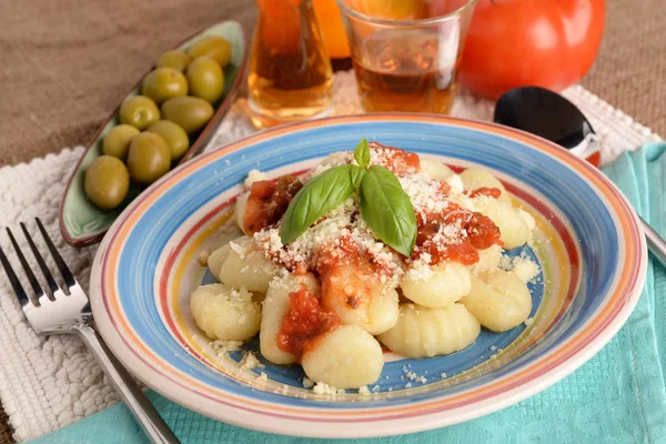 Gnocchi Con Sugo Pomodoro Pesto Basilico Sul Piatto — Foto Stock