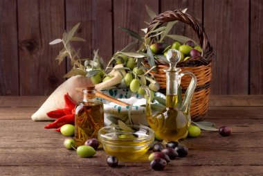Zeytin sepeti ahşap masa eski yağ şişe