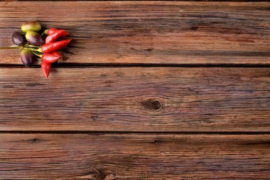 Zeytin ve biber eski ahşap plakalar üzerinde çeşitli