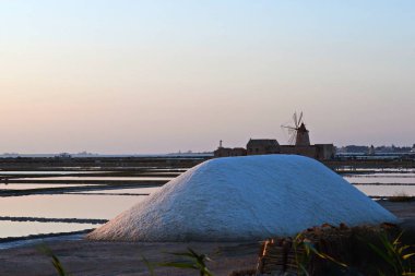 Gün batımı yel değirmenleri Marsala, Trapani tuzlu Stagnone