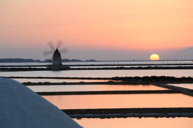 Gün batımı yel değirmenleri Marsala, Trapani tuzlu Stagnone