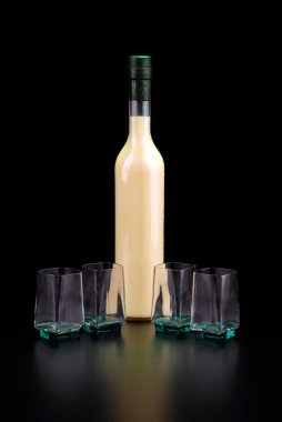 Limoncello siyah bir zemin üzerine gözlüklü şişelerde