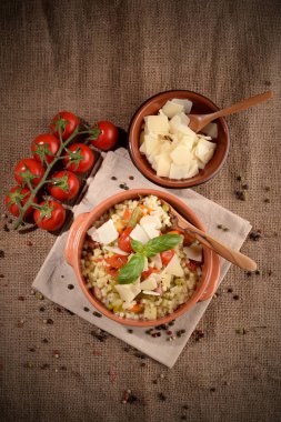 Çorba kil koniler sebze sebze ve peynir pul