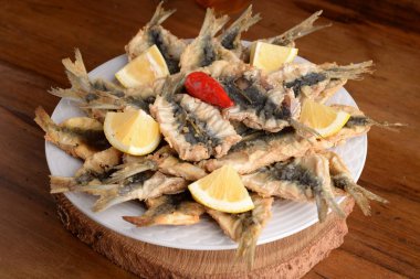 Tava ve limon dilimleri ile plaka ve chili kızarmış sardalye