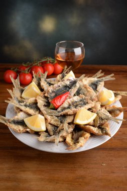 Tava ve limon dilimleri ile plaka ve chili kızarmış sardalye