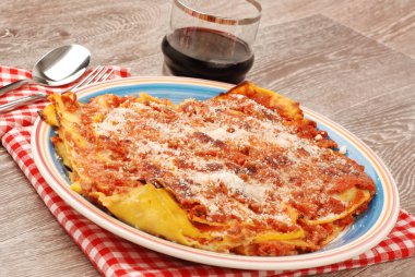 Lazanya et ve peynir tablo ile