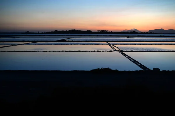 Molinos Viento Atardecer Saline Stagnone Marsala Trapani —  Fotos de Stock