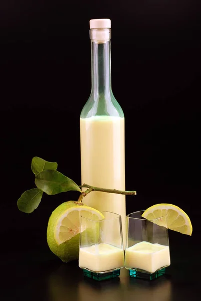 Limoncello Botellas Con Vasos Sobre Fondo Negro — Foto de Stock