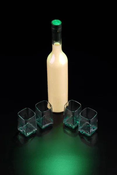 Limoncello Botellas Con Vasos Sobre Fondo Negro — Foto de Stock