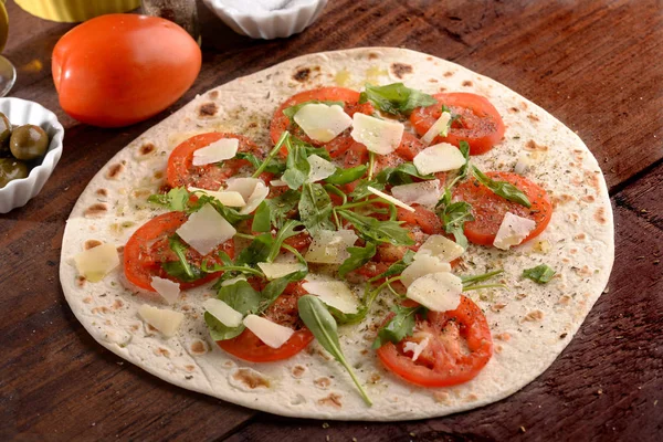 Flatbread Cheese Sauce Tomato Arugula Table — Stock Photo, Image