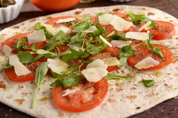 Flatbread Cheese Sauce Tomato Arugula Table — Stock Photo, Image