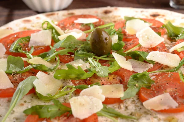 Flatbread Cheese Sauce Tomato Arugula Table — Stock Photo, Image