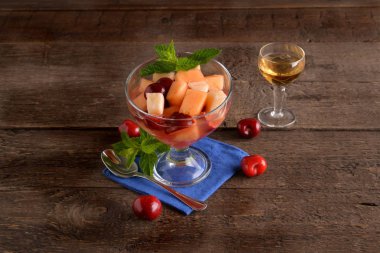 Meyve salatası ve şarap ve baharatlar