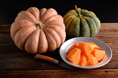 Kabaklar ve siyah arka plan masaya tencerede iki adet