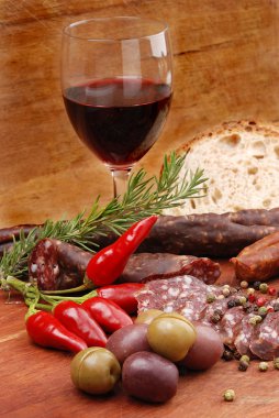 Sosis ve yaban domuzu sosis ile doldurulmuş et dilimlenmiş