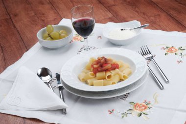 Matriciana makarna ile domates sosis ve peynir Beyaz plaka üzerinde