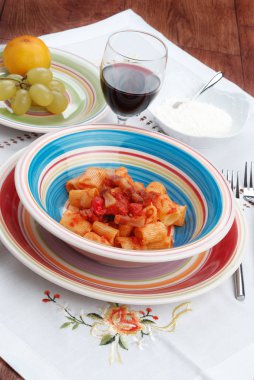 Matriciana makarna ile domates sosis ve peynir renkli plaka üzerinde