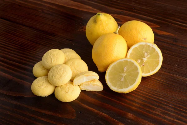 Süß Mit Zitronencreme Und Zitrone Auf Holztisch — Stockfoto