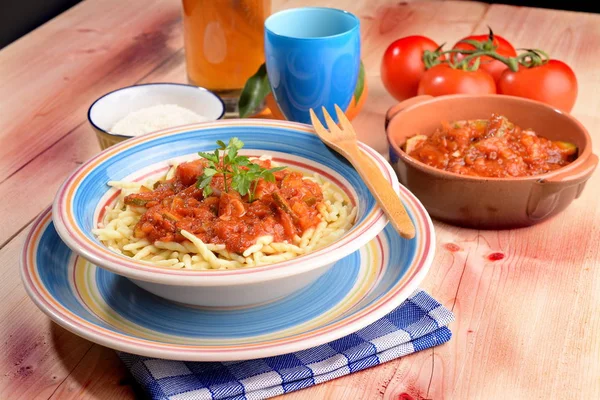 Piatto Pasta Trofie Con Pomodori Zucchine Tavola — Foto Stock