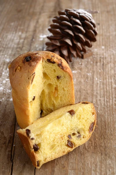 Gâteau Tranché Avec Cône Pin Sur Table Bois — Photo