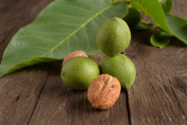 Husk Noten Bladeren Een Houten Bord — Stockfoto