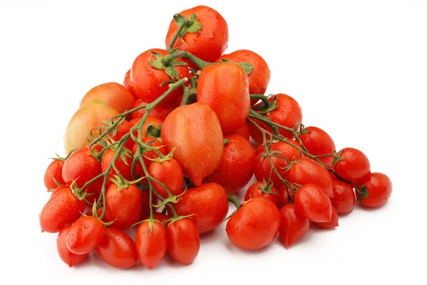 Bunches Cacho Tomates Vermelhos Sobre Fundo Branco — Fotografia de Stock