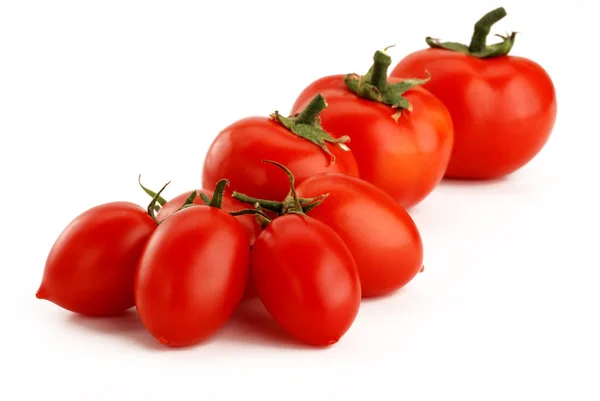 Bunches Cacho Tomates Vermelhos Sobre Fundo Branco — Fotografia de Stock