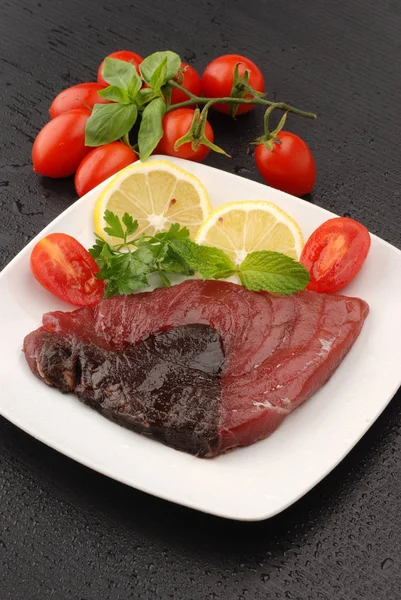 Tuna Dish Tomatoes Lemon Mint Black — Stock Photo, Image