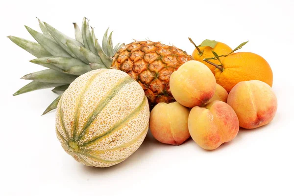 Fruta Fresca Sazonal Sobre Fundo Branco — Fotografia de Stock