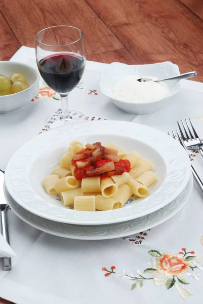 Pasta Matriciana Con Pancetta Pomodoro Formaggio Piatto Bianco — Foto Stock