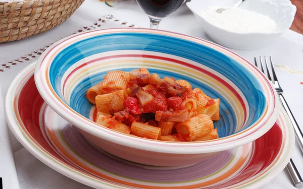 Massa Matriciana Com Bacon Tomate Queijo Prato Colorido — Fotografia de Stock