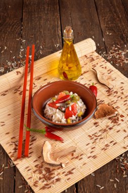 Pirinç salatası sebze yağ ile sirke cruets ile hasır makisu ile