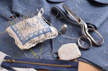 Terziler için malzeme; kumaş, makas, iğne, iplik ve makas