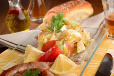 Soğan ve kontur üzerinde cam yemek şarap tablo ile sosis