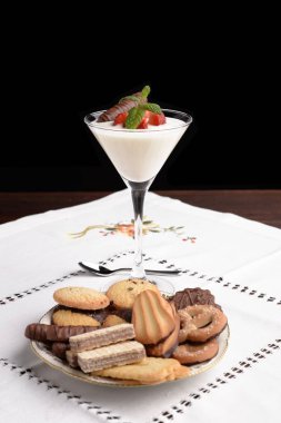 Yoğurt ve çilek kurabiye ve sıcak çikolata ile kahvaltı