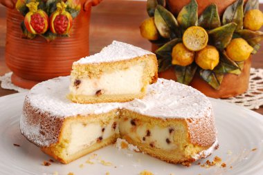 Masanın üzerinde beyaz bir plaka üzerinde pişmiş ricotta peynirli kek