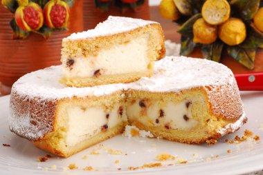Masanın üzerinde beyaz bir plaka üzerinde pişmiş ricotta peynirli kek
