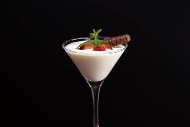 Fincan yoğurt ve çilek masanın üzerine çikolata tatlı ile