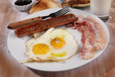 Yumurta ve pastırma masada tencerede ile kahvaltı