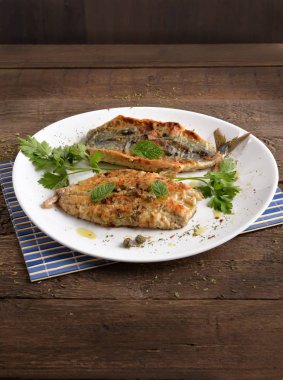 Ahşap masa üzerinde baharatlar ile aromalı plaka üzerinde ızgara orkinos