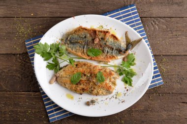 Ahşap masa üzerinde baharatlar ile aromalı plaka üzerinde ızgara orkinos