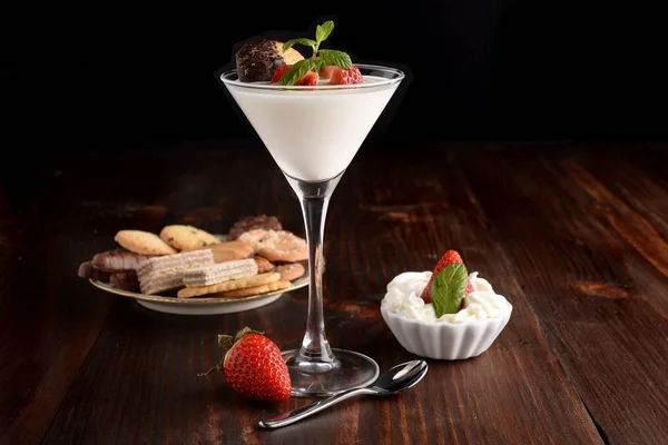 Tazza Yogurt Fragola Con Dessert Cioccolato Sul Tavolo — Foto Stock